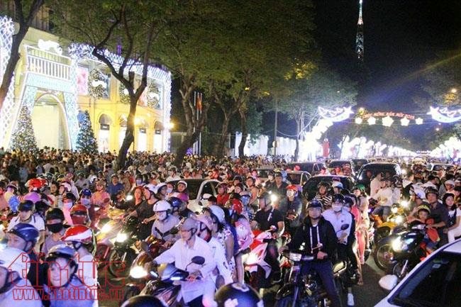 Hàng ngàn người dân TP Hồ Chí Minh nô nức trong đêm Giáng sinh ảnh 13